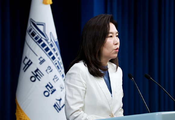 이진숙 방송통신위원장이 7일 '방송3법'을 통과시킨 국회 과학기술정보방송통신위원회 전체회의가 산회되자 회의장에서 나가고 있다. 2025.7.7 [사진=연합뉴스]