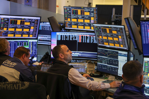 미국 뉴욕증권거래소(NYSE)에서 트레이더들이 업무를 보고 있다. [사진=연합뉴스]