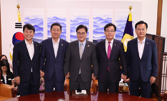 우원식 국회의장과 더불어민주당 김병기 원내대표, 국민의힘 송언석 비상대책위원장 겸 원내대표가 19일 서울 여의도 국회에서 회동을 갖고 기념 촬영하고 있다.왼쪽부터 더불어민주당 문진석 원내수석부대표, 김병기 원내대표, 우 의장, 국민의힘 송언석 비상대책위원장, 유상범 원내수석부대표. [사진=연합뉴스]