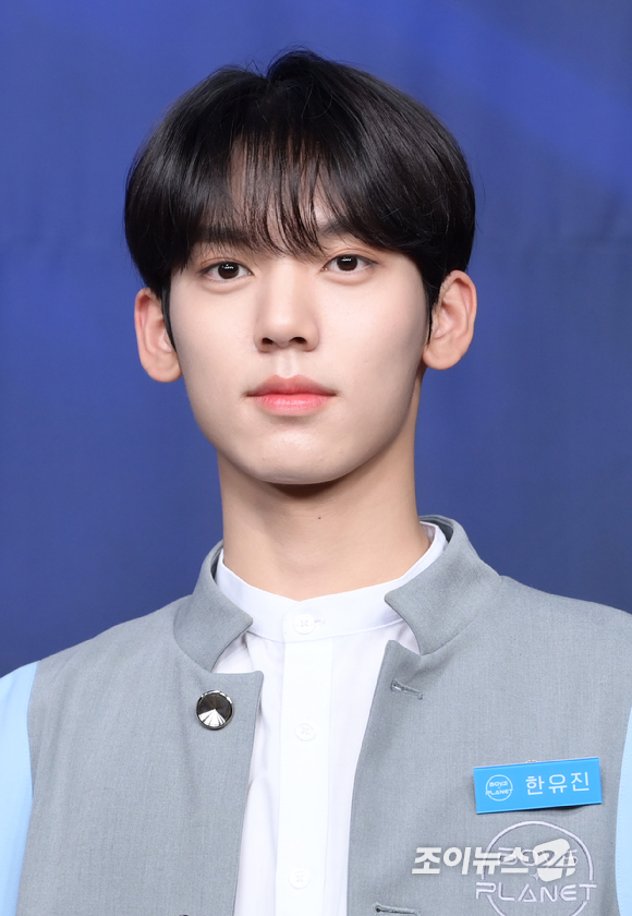 29일 오후 서울 마포구 상암동 CJ사옥에서 열린 MNET '보이즈 플래닛' 28인 생존자 신고식에 연습생 한유진이 포토타임을 갖고 있다. [사진=정소희 기자]