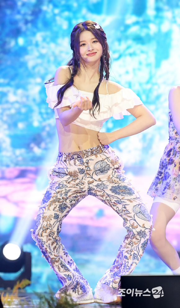 그룹 엔믹스 설윤이 11일 오후 서울 용산구 한남동 블루스퀘어에서 열린 엔믹스(NMIXX) 세 번째 싱글 앨범 '어 미드서머 엔믹스 드림'(A Midsummer NMIXX's Dream) 발매 기념 쇼케이스에서 타이틀곡 '파티 어클락' 무대를 선보이고 있다. [사진=정소희 기자]