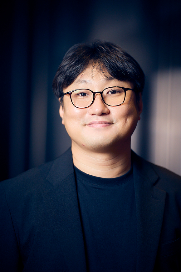 김진유 감독이 영화 '흐르는 여정' 인터뷰에 앞서 포즈를 취하고 있다. [사진=영화사진진]