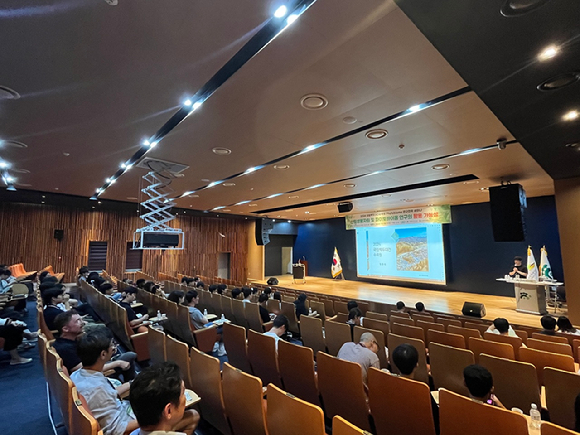 18일 국립백두대간수목원과 한국식물병리학회가 공동으로 개최한 '파이토바이옴 연구전략 세미나'에 많은 전문가들이 참석해 산림생물자원 보존 및 활용과 관련한 각종 연구정보를 공유했다. [사진=한국수목원정원관리원/산림청]