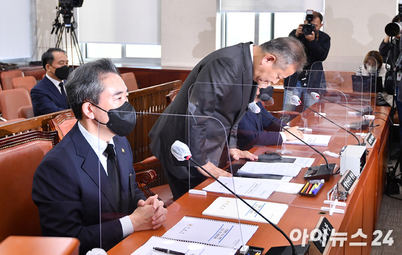 이상민 행정안전부 장관이 1일 오후 서울 여의도 국회에서 열린 행정안전위원회 전체회의에서 이태원 참사 상황 보고에 앞서 허리 숙여 사과하고 있다. [사진=김성진 기자]