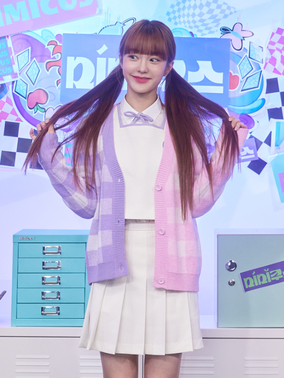 그룹 우아 나나가 22일 온라인으로 진행된 플레이리스트 드라마 '미미쿠스' 제작발표회에 참석해 포즈를 취하고 있다. [사진=플레이리스트]