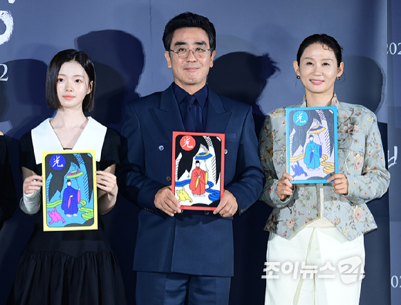 (왼쪽부터)배우 김영민-하지원-이지원 감독-배우 김시아-류승룡-김선영이 5일 오전 서울 CGV용산아이파크몰에서 열린 영화 '비광'(감독 이지원) 제작보고회에 참석하고 있다. [사진=정소희 기자]