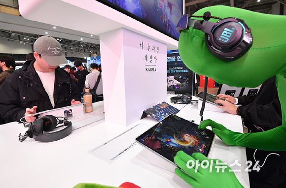 13일 부산 해운대구 벡스코에서 열린 국제게임전시회 '지스타 2025'에서 참관객들이 넷마블 부스에서 나 혼자만 레벨업: 카르마를 체험하고 있다. [사진=곽영래 기자]