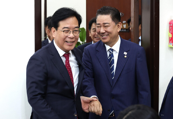 더불어민주당 김병기 당 대표 직무대행 겸 원내대표(왼쪽)가 17일 서울 여의도 국회에서 국민의힘 송언석 원내대표를 예방하고 있다. 2025.6.17 [공동취재] [사진=연합뉴스]