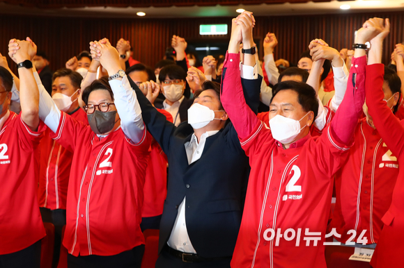 국민의힘 이준석 대표와 권성동 원내대표 등 지도부들이 1일 국회 도서관 대강당에 마련된 제8회 전국동시지방선거 개표상황실에서 출구조사가 발표 되자 환호하고 있다. [사진=국회사진취재단]