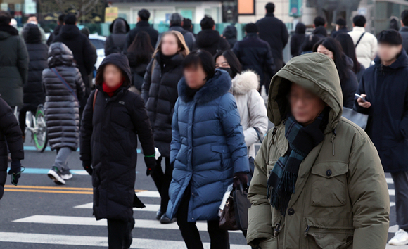 지난 15일 오전 서울 종로구 세종대로 인근에서 시민들이 이동하고 있다. [사진=뉴시스]