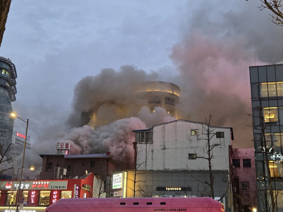 26일 오후 6시 22분 서울 중구 북창동에서 화재가 발생해 연기가 피어오르고 있다. [사진=독자 제공/연합뉴스]