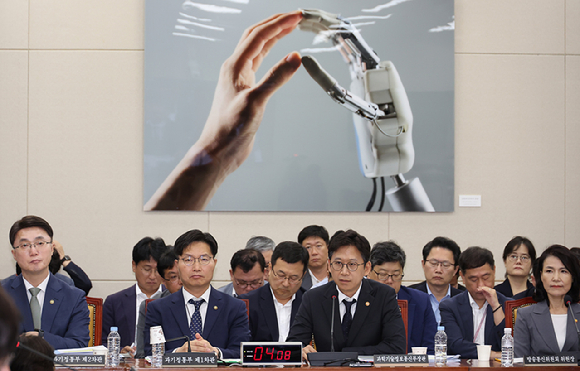 20일 서울 여의도 국회에서 열린 과학기술정보방송통신위원회 전체회의에서 배경훈 과학기술정보통신부 장관이 질의에 답변하고 있다. [사진=연합뉴스]