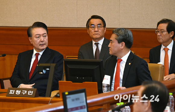 윤석열 대통령과 곽종근 전 육군 특수전사령관이 6일 탄핵심판 6차 변론기일에 출석하고 있다. [사진=아이뉴스24/헌법재판소]