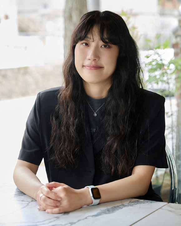 김란주 작가가 쿠팡플레이 예능 '봉주르빵집' 인터뷰에 앞서 포즈를 취하고 있다. [사진=쿠팡플레이]