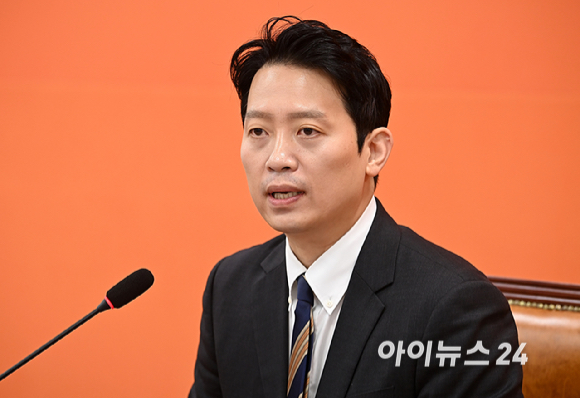 이기인 개혁신당 비상대책위원장이 17일 서울 여의도 국회에서 첫 번째 쇄신안 발표를 하고 있다. [사진=곽영래 기자]
