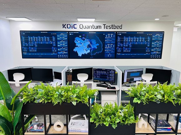 KT는 양자암호 통신망 운영에 필요한 통합 관제 플랫폼 시범 운영을 마치고, 2026년부터 공공기관을 대상으로 플랫폼 구축과 운영에 나선다고 31일 밝혔다. [사진=KT]