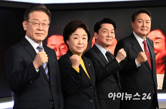 이재명(왼쪽부터) 더불어민주당, 심상정 정의당, 안철수 국민의당, 윤석열 국민의힘 대통령선거 후보가 11일 오후 서울 중구 매경미디어센터에서 열린 한국기자협회 주최‧방송 6개사 공동 주관 2022 대선후보 초청 토론회 시작에 앞서 기념촬영을 하고 있다. [사진=국회사진취재단]