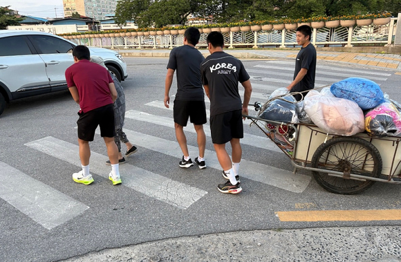 프로축구 K리그1 김천상무 소속 군인 선수들이 리어카를 끌고 가던 할머니를 도운 사실이 뒤늦게 알려지며 잔잔한 감동을 전하고 있다. [사진=김천상무 인스타그램]
