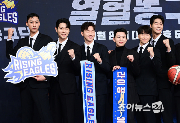 (왼쪽부터)이대희-손태진-박찬웅-오승훈-박은석-김택-민호-정진운-문수인-쟈니-정규민-서장훈이 26일 오전 서울 양천구 목동 SBS사옥에서 열린 SBS 새 예능프로그램 '열혈농구단' 제작발표회에 참석하고 있다. [사진=정소희 기자]