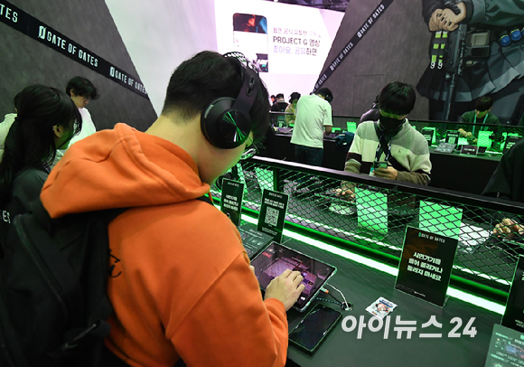 13일 부산 해운대구 벡스코에서 열린 국제게임전시회 '지스타 2025'에서 참관객들이 웹젠 부스에서 게이트 오브 게이츠를 체험하고 있다. [사진=곽영래 기자]