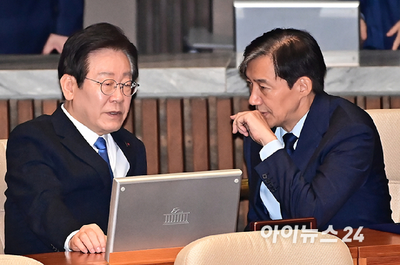 이재명 더불어민주당 대표와 조국 조국혁신당 대표가 2일 오후 서울 여의도 국회 본회의장에서 열린 국회 개원식 겸 제418회 국회(정기회) 개회식에서 대화를 하고 있다. [사진=곽영래 기자]