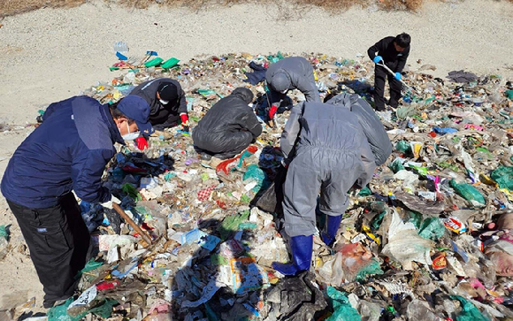 지난달 24일 세종시 환경미화원들이 한 60대 여성이 실수로 버린 2600만원을 찾기 위해 쓰레기 더미를 수색했다는 훈훈한 사연이 알려졌다. 사진은 당시 수색현장. [사진=연합뉴스]