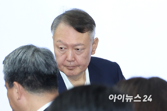 윤석열 전 대통령이 26일 서울 서초구 서울중앙지법에서 열린 특수공무집행방해, 직권남용 권리행사방해 등 혐의 사건 첫 공판에 출석하고 있다. [사진=사진공동취재단]