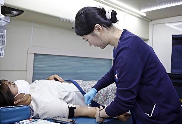 가톨릭대학교 대전성모병원은 18일 원내 취약계층 환자 지원을 위한 ‘2024년 하반기 교직원 헌혈 행사’를 실시했다.[사진=대전성모병원]