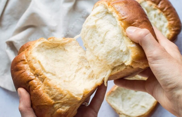 지난달 31일 서울 성동구 글로우 성수에 마련된 경제유튜버 슈카의 ETF 베이커리 팝업 스토어 앞에 빵을 사려는 시민들이 줄을 서고 있다. [사진=연합뉴스]