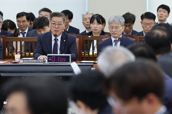 김용빈 중앙선거관리위원회 사무총장이 10일 오전 서울 여의도 국회에서 열린 행정안전위원회 국정감사에서 의원질의에 답하고 있다. 2024.10.10. [사진=뉴시스]