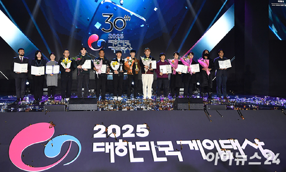 12일 오후 부산 해운대구 벡스코에서 열린 '2025 대한민국 게임대상'에서 수상자들이 기념촬영을 하고 있다. [사진=곽영래 기자]
