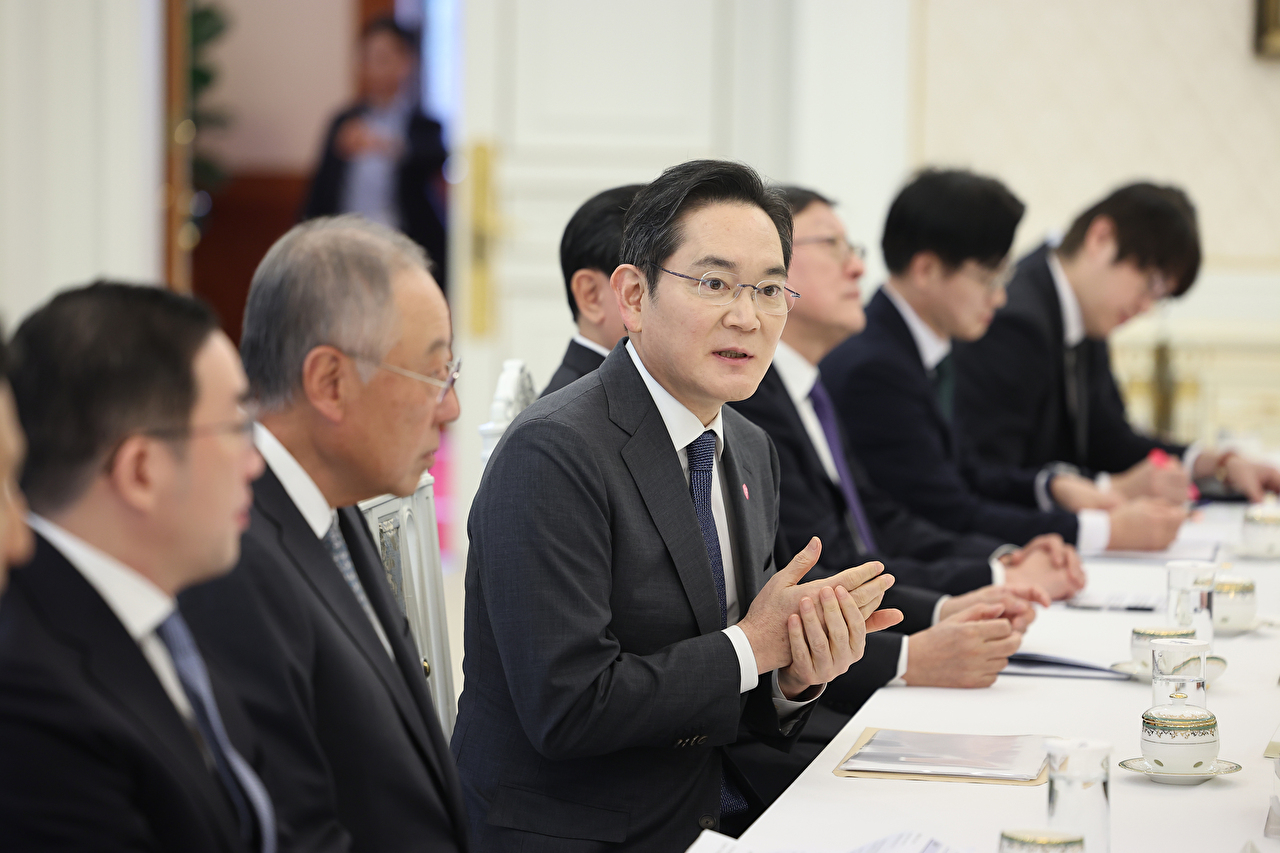 이재용 삼성전자 회장이 4일 청와대에서 열린 '청년 일자리와 지방투자 확대를 위한 기업간담회'에서 김용범 정책실장의 질문에 답하고 있다. 2026.2.4 [사진=연합뉴스]