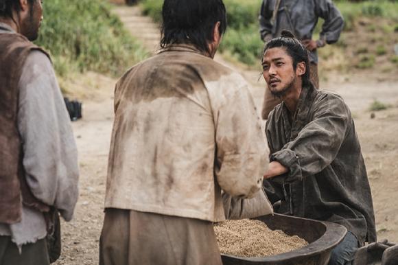 배우 로운이 디즈니+ '탁류'에서 열연하고 있다. [사진=월트디즈니 컴퍼니 코리아]