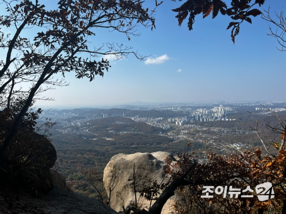 고품격 엔터테인먼트 경제지 조이뉴스24가 개최하는 '산악인 오은선과 함께 하는 제6회 희망찾기 등산·트레킹교실'이 29일 오전 9시 서울 은평구 대서문길 북한산성 분소 인근에서 열렸다. 북한산 원효암서 바라본 서울 전경. [사진=박소희 기자]