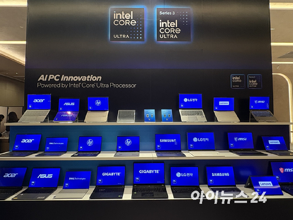 조쉬 뉴먼 인텔 컨슈머 PC 부문 총괄이 28일 서울 강남구 한 호텔에서 열린 '2026 인텔 AI PC 쇼케이스'에서 인텔 코어 울트라 시리즈 프로세서가 탑재된 노트북을 배경으로 발언하고 있다. 2026.1.28 [사진=권서아 기자]