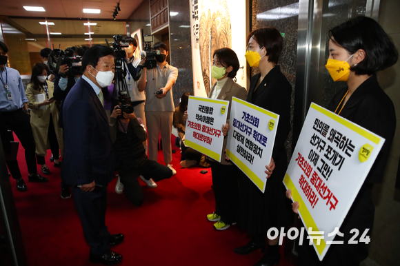 박병석(오른쪽) 국회의장이 12일 오전 양당 원내대표 회동을 위해 서울 여의도 국회의장실을 향하던 중 정치개혁 농성을 하는 이은주 정의당 의원과 인사를 하고 있다. [사진=김성진 기자]