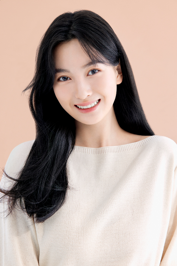 배우 갈소원이 프로필 촬영에서 포즈를 취하고 있다. [사진=YG엔터테인먼트]