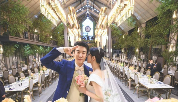 가수 산이가 결혼식 사진을 공개했다.  [사진=산이 인스타그램]
