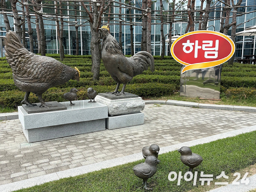 하림 익산 공장 '치킨로드'. [사진=설래온 기자 ]