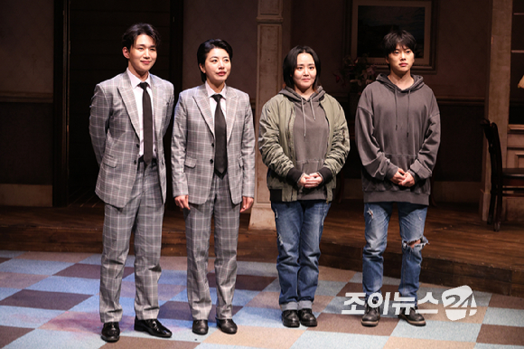 배우 오승훈, 정인지, 문근영, 최석진이 19일 오후 서울 종로구 동숭동 대학로티오엠에서 진행된 연극 '오펀스' 프레스콜에 참석해 포즈를 취하고 있다. [사진=문수지 기자]