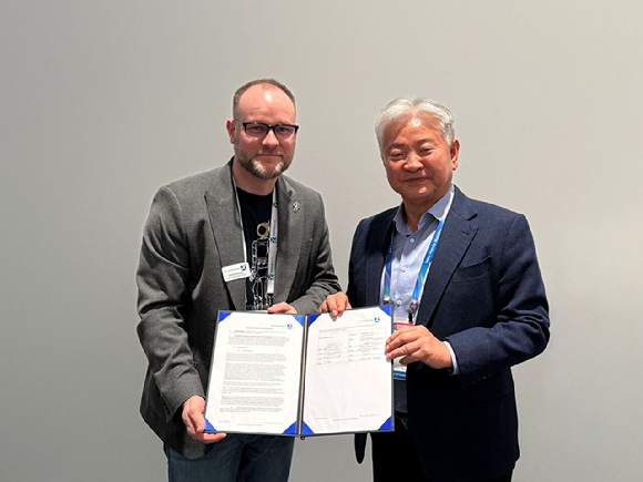 정명철 에티버스그룹 회장(오른쪽)과 케일럽 실베스터 보스턴 다이내믹스 키어카운트 영업총괄이 7일(현지시간) 미국 라스베이거스 CES 2026 현장에서 파트너십 체결 후 기념 촬영을 하고 있다. [사진=에티버스]