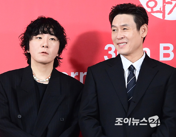 변성현 감독-배우 설경구-홍경-야마다 타카유키가 19일 오전 부산광역시 해운대구 우동 영화의 전당에서 열린 제30회 부산국제영화제(BIFF) 영화 '굿뉴스' 갈라 프레젠테테이션 기자회견에 참석하고 있다. [사진=정소희 기자]