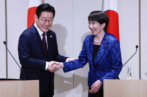 이재명 대통령과 다카이치 사나에 일본 총리가 13일 일본 나라현 정상회담장에서 공동언론발표 후 악수를 하고 있다. 2026.1.13 [사진=연합뉴스]