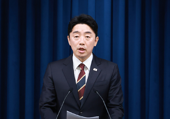 이재명 대통령이 26일 김상환 전 대법관을 헌법재판소장 후보자로 지명했다. 김 후보자가 법원행정처장으로 근무하던 지난 2023년 22일 오후 서울 서초구 대법원 법원전시관에서 열린 기획전 '결정의 순간, 나와 가족 그리고 법원' 전시 개막식에서 인사말을 하고 있다. 2023.11.22 [사진=연합뉴스]