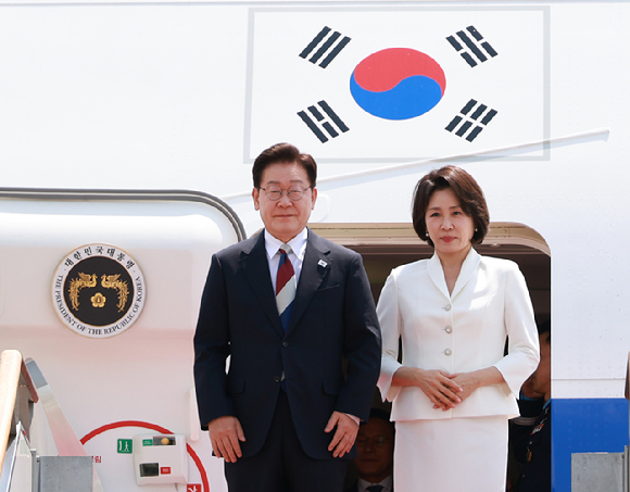 G7 정상회의와 유럽 순방을 마치고 귀국한 이재명 대통령과 김혜경 여사가 18일 성남 서울공항에 도착한 공군 1호기에서 내리고 있다. 2026.6.18 [사진=연합뉴스]