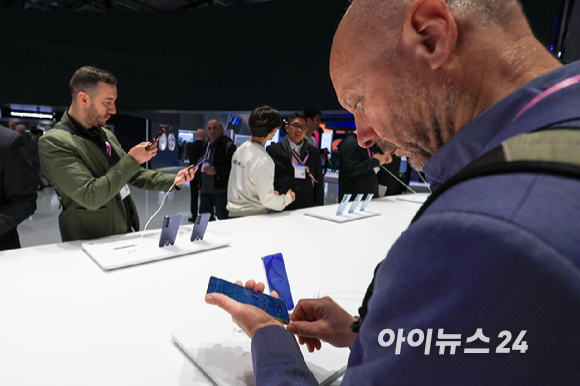 2일(현지시간) 스페인 바르셀로나 피라 그란 비아 전시장에서 열린 '모바일 월드 콩그레스(MWC)2026'에서 삼성전자 갤럭시 부스를 찾은 참가자들이 갤럭시S26 울트라를 체험 하고 있다. 2026.03.02 [사진=바르셀로나=사진공동취재단]