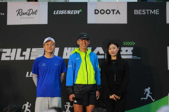 기부러닝을 시작하기 전, ㈜두산 송석기 유통BU장(왼쪽), 가수 션(가운데), 레저디 고소연 대표가 기념사진을 촬영하고 있다. [사진=두산]