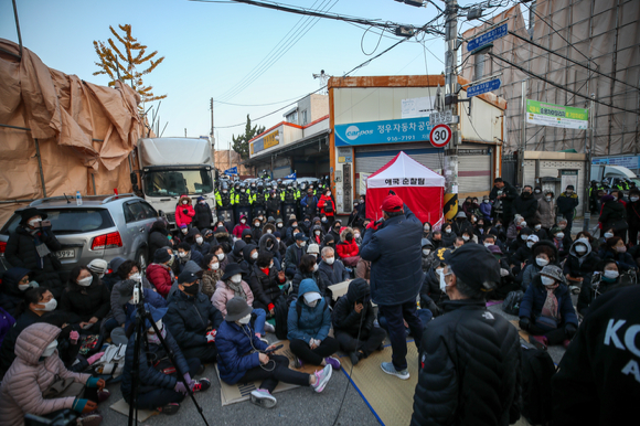 6차 명도집행이 실시된 지난 2021년 11월15일 오전 서울 성북구 사랑제일교회 입구에서 경찰과 교인들이 대치하고 있다. [사진=뉴시스]