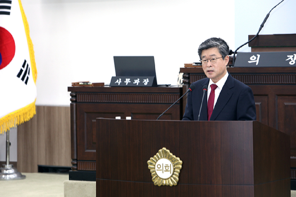 중구의회 폐회식에서 발언하는 김길성 중구청장. [사진=서울 중구]