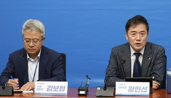 김보협 조국혁신당 수석대변인(왼쪽)과 황현선 사무총장이 29일 오전 서울 여의도 국회에서 10.16 재보선 등 현안과 관련해 기자간담회를 하고 있다. 2024.9.29 [사진=연합뉴스]